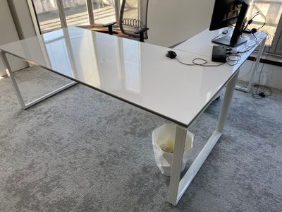 - 1 table de travail stratifiée blanc avec retour
