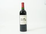 une bouteille de vin posée sur une table