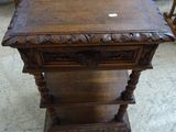 une table en bois sur laquelle se trouve un petit carré