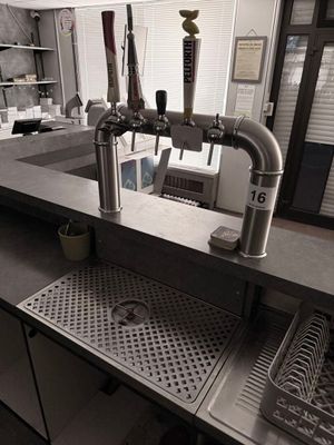 une photo d'une cuisine avec un évier et un robinet