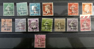 plusieurs types de timbres exposés dans une vitrine