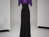 robe de soirée violette et noire posée sur un présentoir pour mannequin