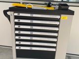 une image représentant une armoire à outils sur laquelle sont posés des outils