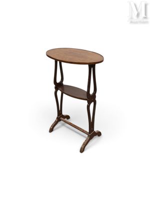une table en bois surmontée d'une étagère