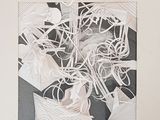 un tableau en noir et blanc accroché au mur d'une pièce