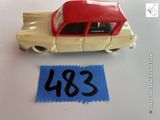 une petite voiture miniature avec un numéro sur le côté