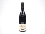 la bouteille de vin est posée sur une surface blanche