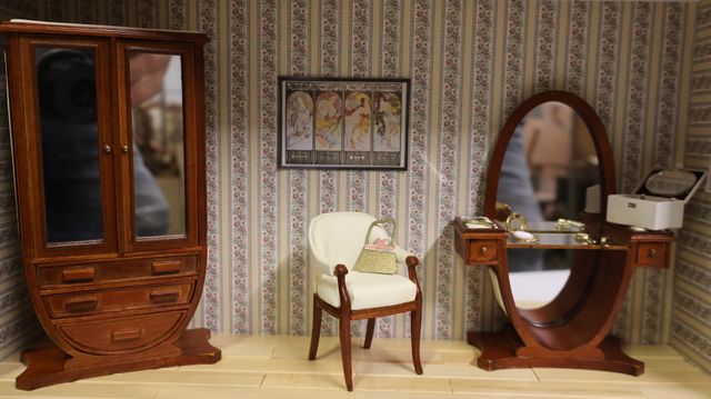 Diorama. Composition miniature, dans une vitrine en bois, vitre e...