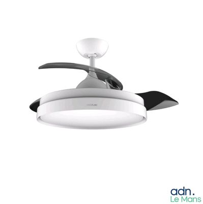 un ventilateur de plafond blanc aux pales noires, fixé à un plafond blanc