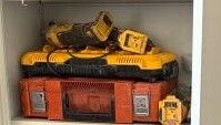 un jouet jaune et noir posé sur une boîte jaune et noire