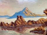 une peinture à l'huile représentant une plage rocheuse avec une montagne en arrière-plan