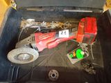 un outil qui se trouve dans le coffre d'une voiture