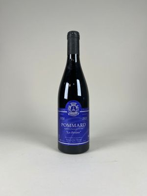 la bouteille de vin est posée sur une surface blanche