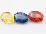 trois pierres précieuses de couleurs différentes sur un fond blanc