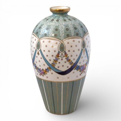 dans le goût de SEVRES Vase ovoïde en porcelaine à décor pol…