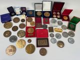 beaucoup de pièces et de médailles sur la table