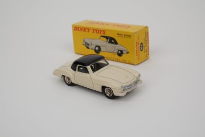 une image représentant une petite voiture et une boîte posées sur une surface blanche