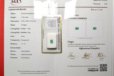 un certificat sur lequel figure l'image d'une émeraude verte