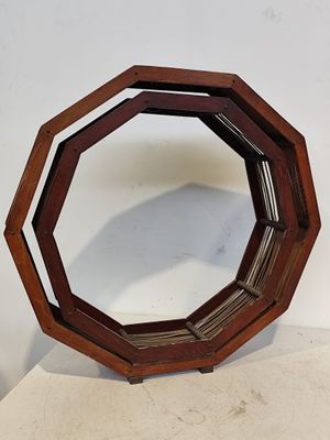 un petit objet en bois posé sur une surface blanche