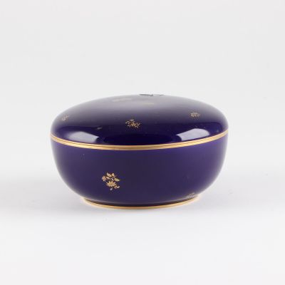 une image représentant un bol bleu orné de motifs dorés