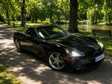 une voiture de sport noire garée sur le bord de la route
