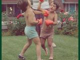 deux jeunes enfants qui jouent avec des ballons dans le jardin