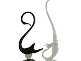 paire de sculptures en verre noir et blanc représentant un cygne et un poisson