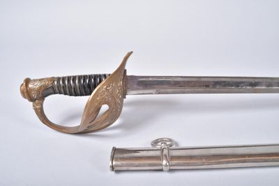 une épée en argent et en or et un tube en argent et en or