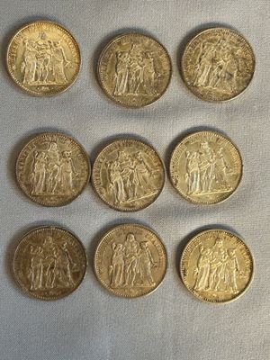 gros plan d'un paquet de pièces d'or posé sur une table
