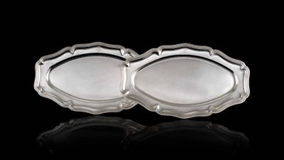 paire de plateaux argentés sur fond noir avec reflets