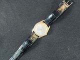gros plan d'une montre sur une surface noire