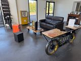 une pièce avec un canapé, une table et un vélo
