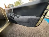 l'intérieur d'une voiture dont la portière est ouverte et la portière côté conducteur également ouverte