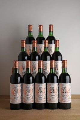 plusieurs bouteilles de vin posées sur une table en bois