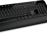 un clavier d'ordinateur et une souris posés sur une surface blanche