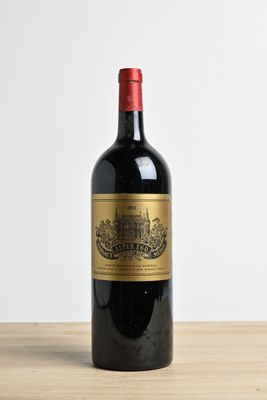 une bouteille de vin posée sur une table