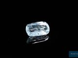 gros plan d'un diamant bleu sur une surface noire