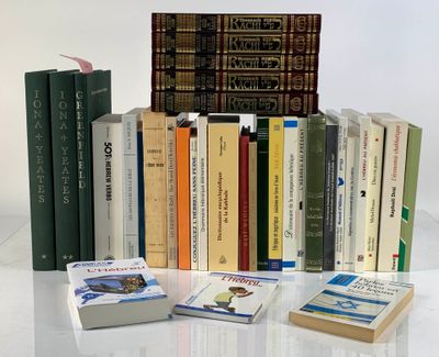 un grand nombre de livres posés sur une table