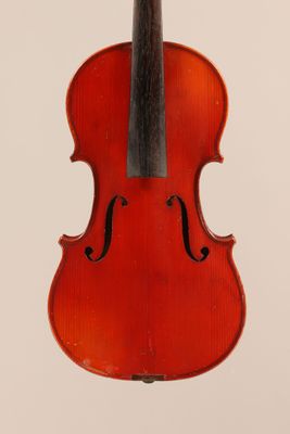 gros plan d'un violon avec un archet sur fond blanc