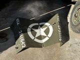 un vieil avion militaire qui gît au sol