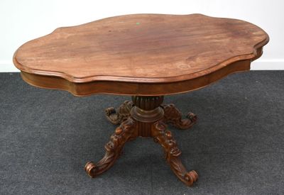 une petite table avec un plateau en bois sur un sol recouvert de moquette