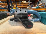 un ventilateur posé sur une table dans un entrepôt