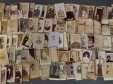 une vieille photo d'un tas de vieilles photos sur une table