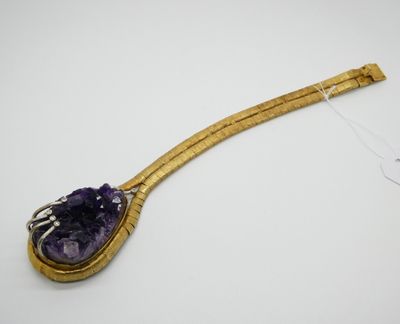 un collier en or et en améthyste orné d'une pierre violette