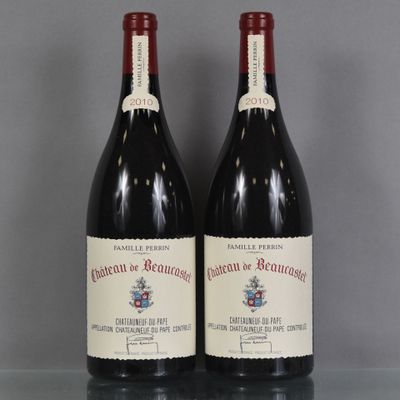 deux bouteilles de vin posées sur une table en verre