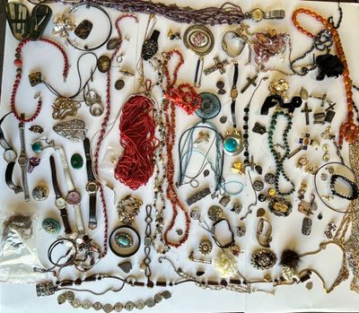 une photo montrant un présentoir avec divers colliers et bracelets