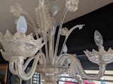 un lustre en verre suspendu au plafond d'une pièce