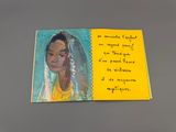 la photo d'une femme tenant un bout de papier à la main