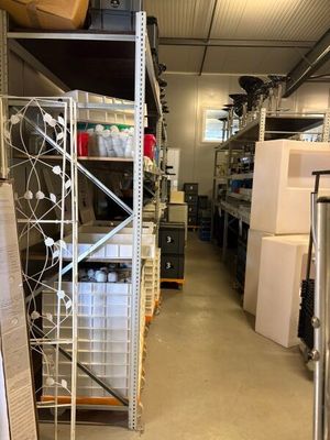 une pièce remplie de boîtes et d'étagères