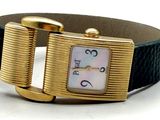 une montre montée sur un bracelet en cuir noir